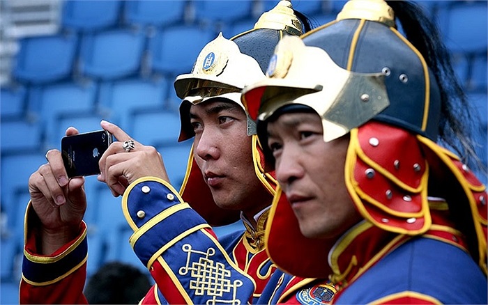 Một thành viên của Lực lượng vũ trang Mông cổ chụp ảnh bằng chiếc điện thoại iPhone 5