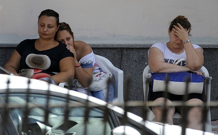 Người thân nạn nhân an ủi nhau trong nhà xác tạm sau vụ tai nạn xe bus thảm khốc ở Monteforte Irpino, Ý