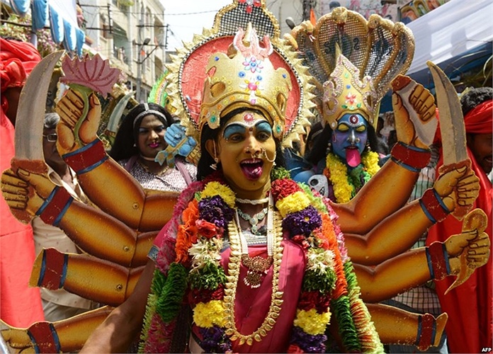 Một tín đồ đạo Hindu hóa trang thành nữ thần Mahakali trong lễ hội Bonalu tại Đền Ujjaini Mahakali Sri ở Secunderabad, Ấn Độ