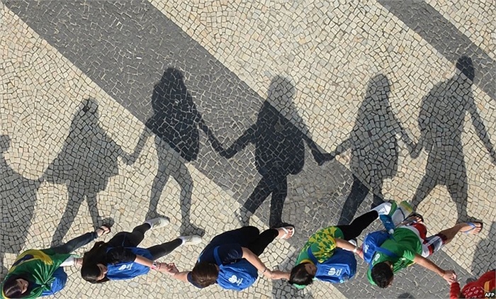 Giáo dân rời bãi biển Copacabana ở Rio de Janeiro, Brazil sau buổi thánh lễ cuối cùng trong chuyến thăm của Đức Giáo hoàng Francis