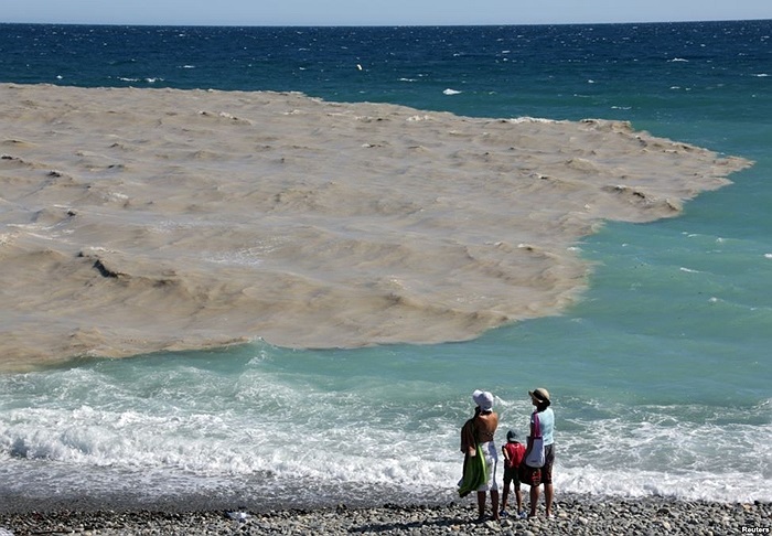 Chính quyền thành phố Nice, Pháp cấm bơi để kiểm tra độ an toàn của nước biển sau một trận bão lớn 