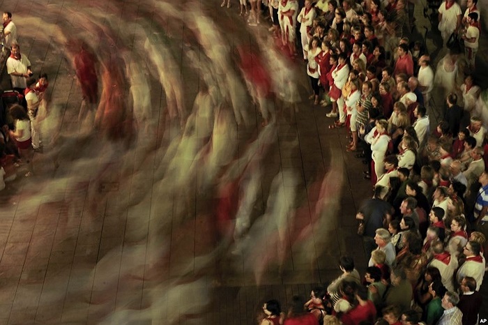 Mọi người nhảy múa xung quanh Quảng trường chính ở Tudela, miền bắc Tây Ban Nha 