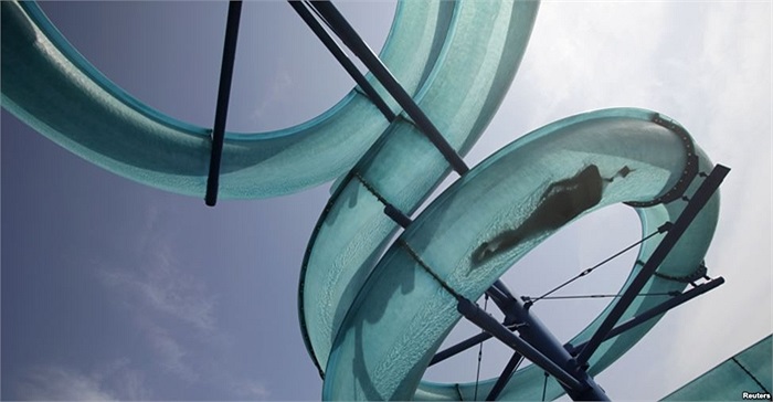 Một người trượt ống nước khổng lồ tại hồ bơi công cộng trong một ngày nắng nóng ở Vienna, Áo