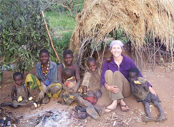 Nhóm người này sống xung quanh hồ Eyasi ở trung tâm Thung lũng Rift tiếp giáp với cao nguyên Serengeti. 