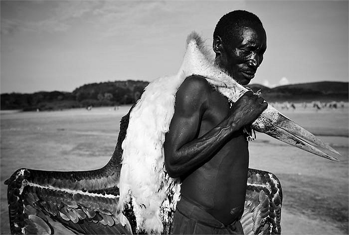 Họ không dùng bật lửa, mà đánh lửa bằng đá. Họ không ở nhà xây, mà ở lều lá tạm bợ. Họ cũng không dùng nước sạch, mà cắm đầu xuống hồ uống nước cùng muông thú, theo cách của các loài thú...