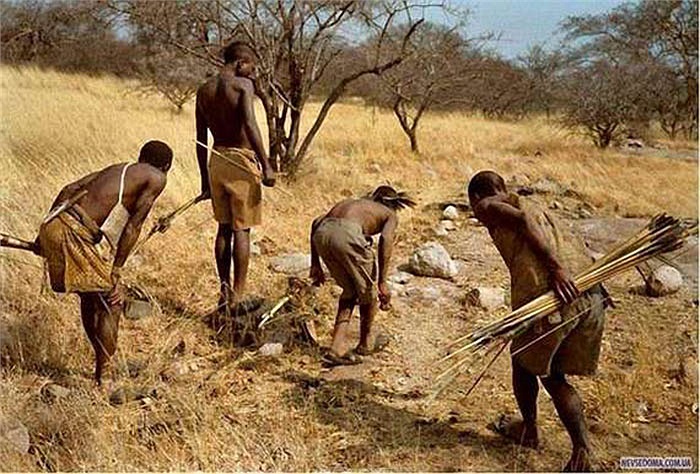 Người Hadza vẫn nhớ rõ truyền thuyết về bộ tộc của mình. Theo đó, sự phát triển của họ trải qua 4 giai đoạn, với những nền văn hóa khác nhau, thể hiện sự tiến hóa.