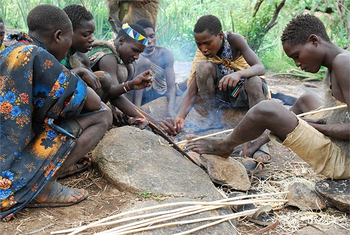 Người khổng lồ không lông lá gọi là Tlaatlanebe. Người khổng lồ giai đoạn này đã biết dùng lửa, nhưng họ lấy lửa từ sét trên bầu trời.