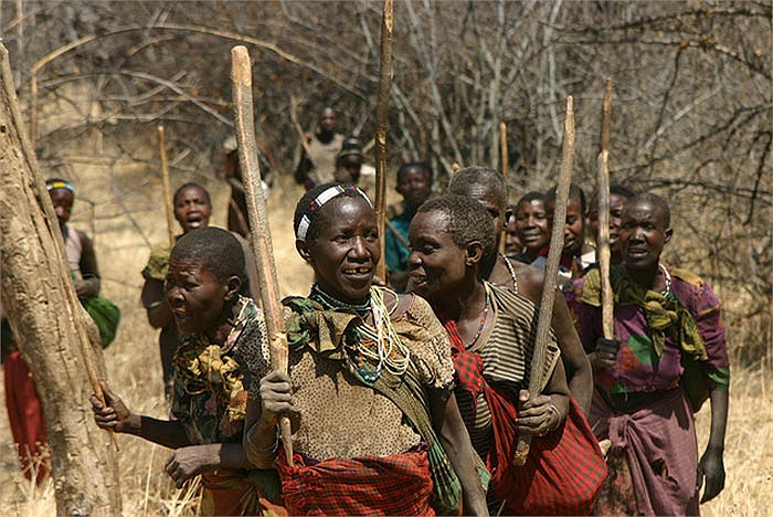 Đời sống hôn nhân của người Hadza cũng cực kỳ đơn giản. Nếu cặp đôi nào thích nhau, họ sẽ đến ở với nhau và coi như vợ chồng, mà chẳng cần nghi lễ gì cả.