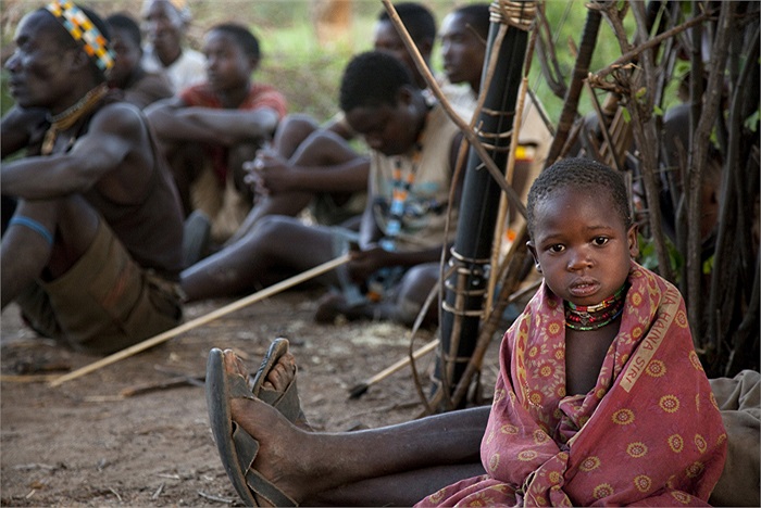 Có lẽ, sự phát triển của người Hadza chỉ dừng lại ở giai đoạn thứ 4, đã bắt đầu từ cách nay cả trăm ngàn năm. Thứ mà họ coi là quan trọng nhất, chỉ dừng lại ở việc tìm ra lửa bằng cách tạo ma sát với đá.