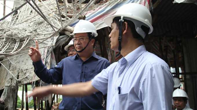 Bộ trưởng Bộ Xây dựng đã trực tiếp kiểm tra nhiều hạng mục của công trình, leo lên thang để kiểm tra tầng phía trên của ngôi nhà.