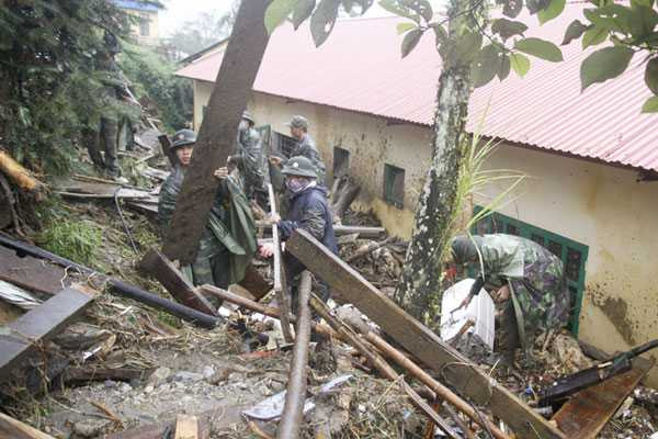 Lực lượng vũ trang giúp nhân dân khắc phục hậu quả. 