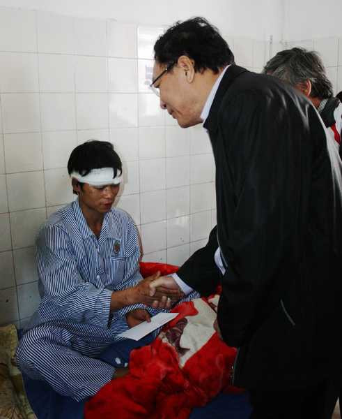 Bộ trưởng Phạm Vũ Luận ân cần thăm hỏi, động viên và tặng quà cho anh Chảo Văn Lâm - người dân xã Bản Khoang