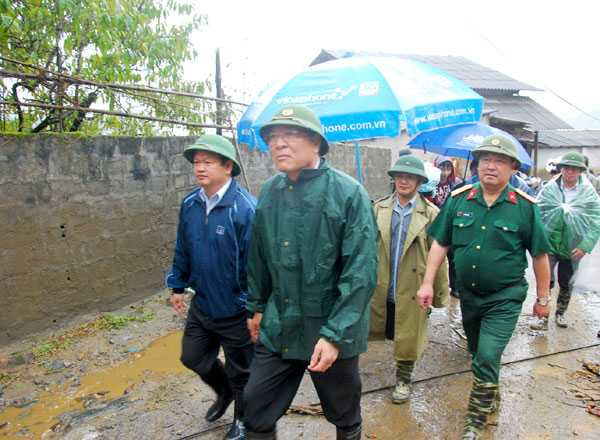 Ngay sau khi nhận được thông tin, Bộ trưởng Phạm Vũ Luận cùng đoàn công tác đã lập tức lên đường tới Bản Khoang