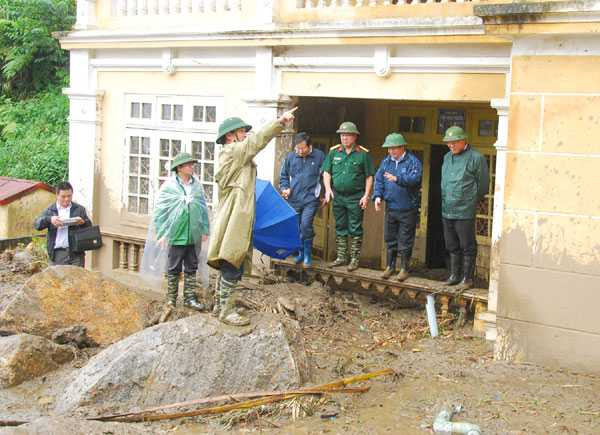 Bộ trưởng Luận trực tiếp chứng kiến những thiệt hại do cơn lũ gây ra 