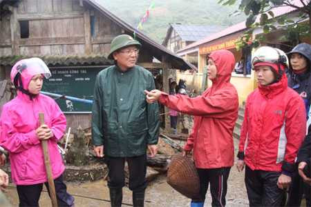 Các thầy cô giáo Bản Khoang xúc động trước sự động viên, thăm hỏi của Bộ trưởng Phạm Vũ Luận 