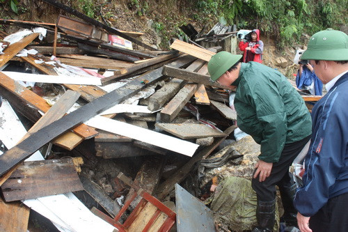 Bộ trưởng Phạm Vũ Luận cố gắng bới tìm trong đống hoang tàn những hiện vật chứng tỏ nơi đây đã từng có ngôi nhà của các đồng nghiệp