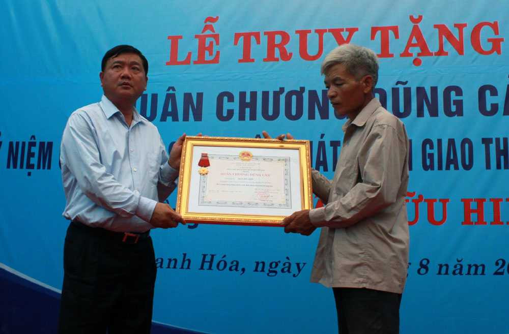 Thừa ủy quyền của Chủ tịch nước, Bộ trưởng Bộ GTVT Đinh La Thăng đã trao Huân chương dũng cảm do Chủ tịch nước truy tặng Trần Hữu Hiệp cho gia đình anh.