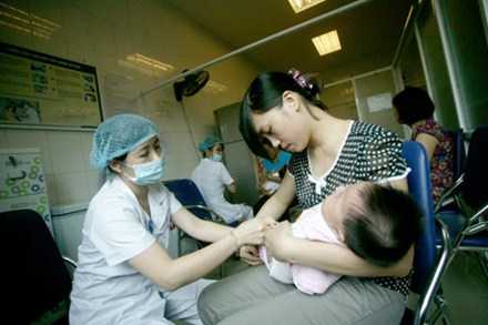 Những sự cố trong tiêm phòng vaccine thời gian qua khiến người dân hoang mang. Ảnh: Kỳ Anh