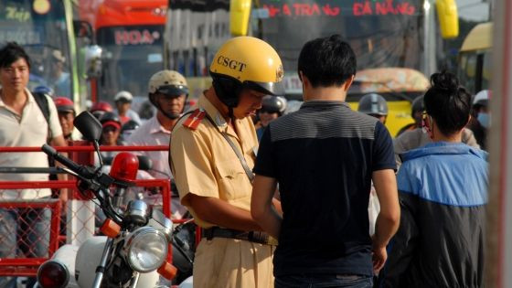 Nhưng tổ CSGT vẫn tiếp tục công việc bình thường mà không yêu cầu kiểm tra thẻ nhà báo, hay bất cứ loại giấy tờ nào khác.