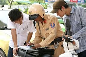 Điểm mới trong dự thảo lần này là Bộ GTVT không đưa vào quy định xử phạt hành vi không chuyển quyền sở hữu phương tiện (còn gọi là xe không chính chủ) và hành vi đội mũ bảo hiểm rởm với lí do không phù hợp với thực tế nên tính khả thi không cao.