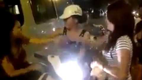 kiều nữ, đánh nhau, choảng nhau, giữa phố, va chạm
