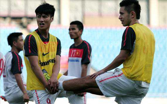 Bóng đá VN thiệt thòi hơn Thái Lan, Singapore?