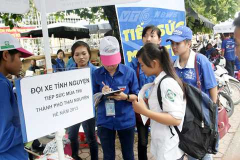 ‘Bóng hồng’ xinh xắn của đội xe ôm miễn phí