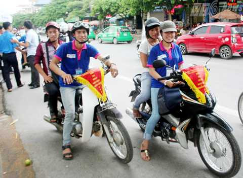 ‘Bóng hồng’ xinh xắn của đội xe ôm miễn phí