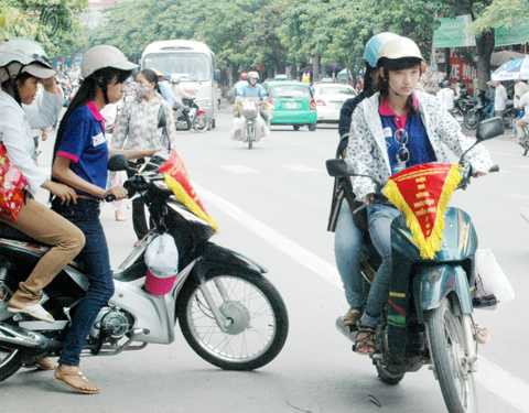 ‘Bóng hồng’ xinh xắn của đội xe ôm miễn phí