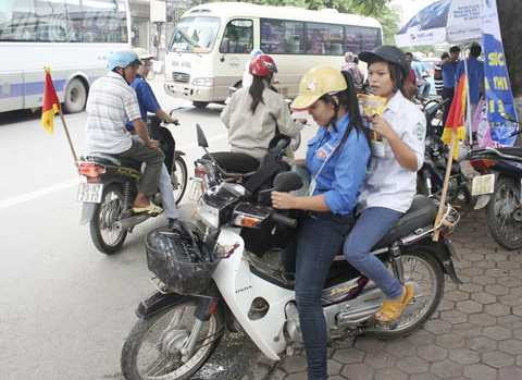 ‘Bóng hồng’ xinh xắn của đội xe ôm miễn phí