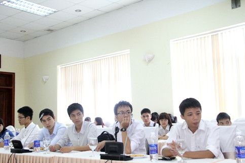 Các bạn tân sinh viên có hoàn cảnh khó khăn, thủ khoa xuất sắc các trường đại học tại cuộc họp báo sáng nay 19/9 (Ảnh: Phạm Thịnh) 