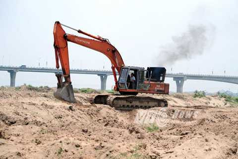 Khai thác cát ở cầu Vĩnh Tuy