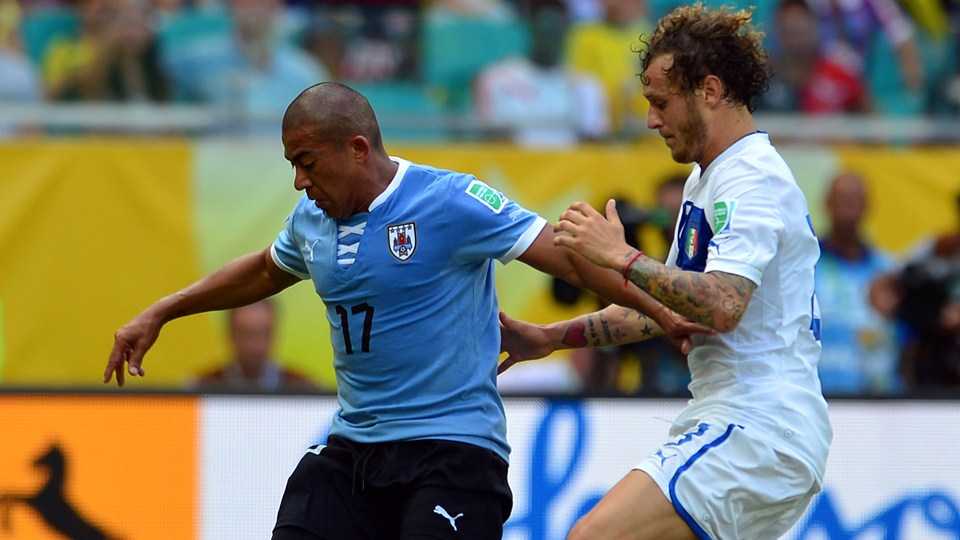 Diamanti (phải) mở điểm cho Italia