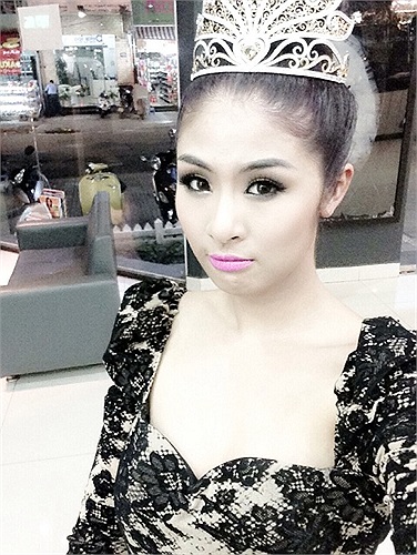 Hoa hậu Ngọc Hân đội chiếc vương miện làm người ta nhớ lại hình ảnh hoa hậu nghìn năm hương sắc năm nào.