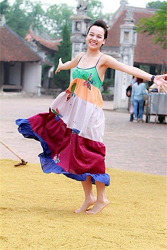 Hà Hoài Thu tạo dáng nhí nhảnh trên sân thóc.