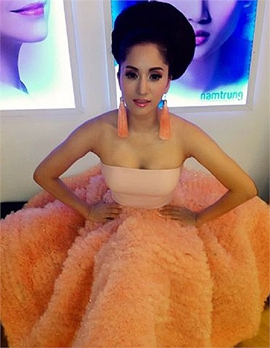 Khánh Thy trước giờ lên sóng chung kết bước nhảy hoàn vũ. Nữ hoàng dance sport diện một bộ váy rất đẹp và cầu kỳ.