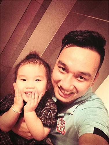 MC Thành Trung lúc nào cũng quấn quýt bên con gái yêu.