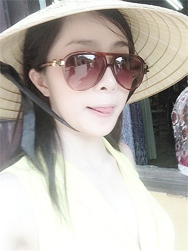 Cá sấu chúa Quỳnh Nga đội nón đi chơi.