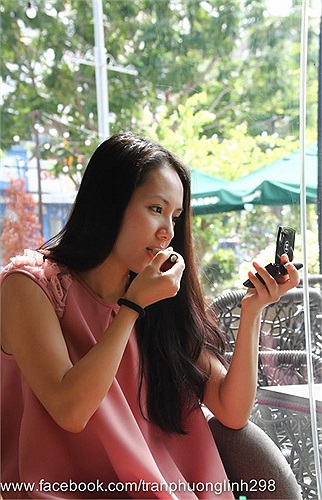 Phương Linh tự make up đi sinh nhật bạn.