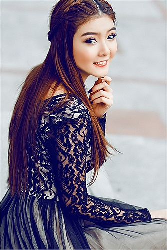 Lily Luta quyến rũ trong sắc đen cùng kiểu tóc tết bím đơn giản mà đẹp.