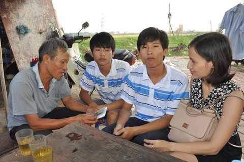 Chiều qua 12/8, Nhà báo Lê Bình đã gửi đến gia đình thủ khoa Nguyễn Hữu Tiến