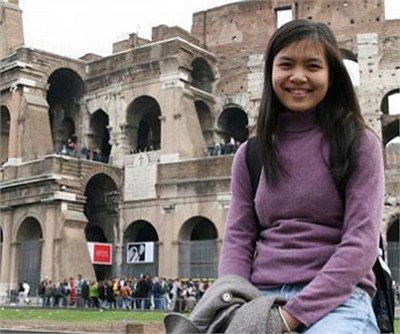 Lập gia đình tại Malaysia vì vậy trong khoảng thời gian giữ vai trò MC của chương trình, Khánh Chi thường xuyên phải đi về hai nước để hoàn thành tốt nhiện vụ. 