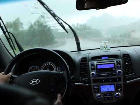 lái xe trời mưa