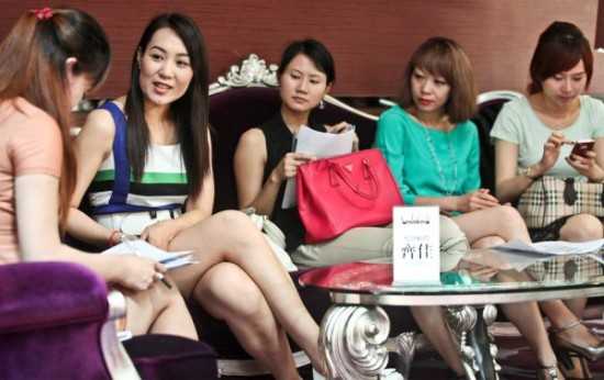 Những cô gái đẹp trò chuyện khi họ tham gia một cuộc thi tuyển vợ của các triệu phú Trung Quốc.