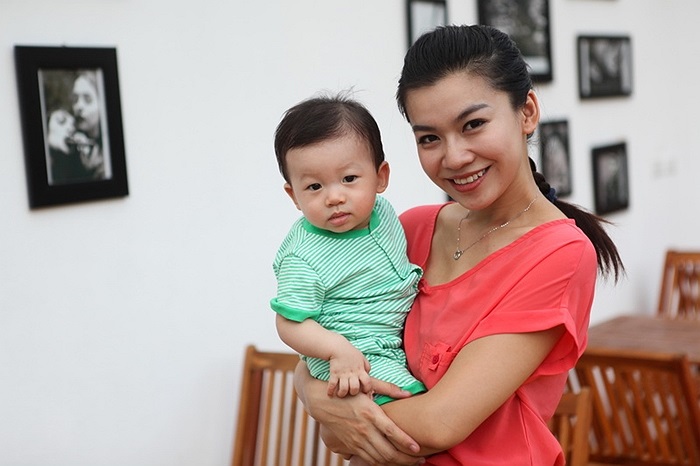 Cẩm Tú kết hôn vào cuối năm 2011 sau thời gian chia tay nhạc sĩ Dương Cầm.