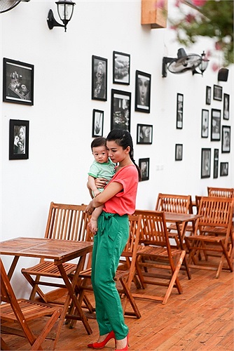 Ông xã hơn cô nhiều về tuổi đời, làm việc ở lĩnh vực xây dựng. 