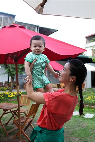 Chồng Cẩm Tú vẫn thường xuyên đến quán để phụ giúp vợ kinh doanh.