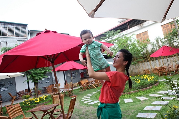 Cùng ngắm những khoảnh khắc hạnh phúc của Cẩm Tú bên cậu con trai đáng yêu.