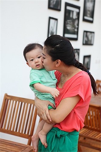 Không thông báo rộng rãi về hôn lễ, Cẩm Tú bí mật lên xe hoa với sự chúc tụng của gia đình, bạn bè, trong đó có cả 'người cũ' - nhạc sĩ Dương Cầm. 