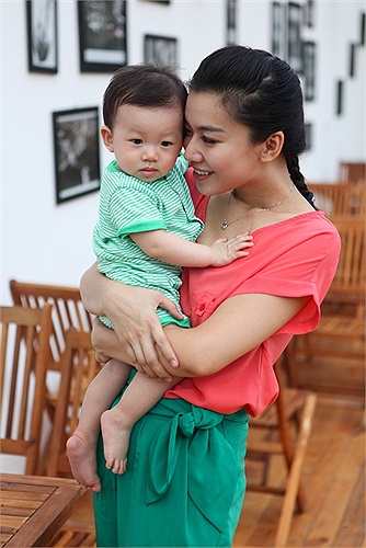 Kết hôn xong, cô sinh con trai đầu lòng và giờ bé trai đã được 10 tháng tuổi, rất giống bố, kháu khỉnh, tinh nghịch. 